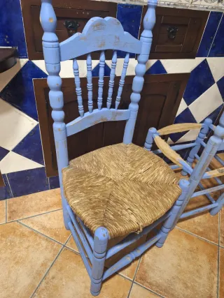 Sillas antiguas de madera y esparto