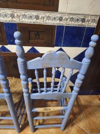 Sillas antiguas de madera y esparto