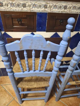 Sillas antiguas de madera y esparto