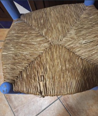 Silla antigua de madera y esparto