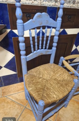 Silla antigua de madera y esparto