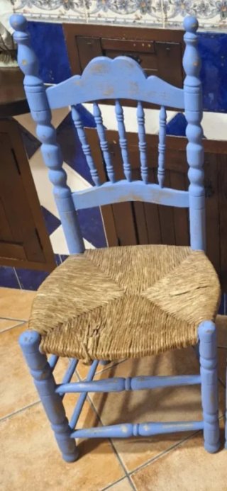 Silla antigua de madera y esparto