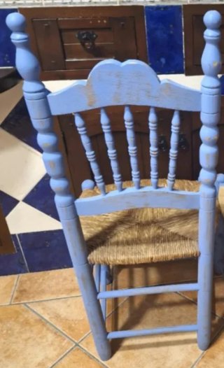 Silla antigua de madera y esparto