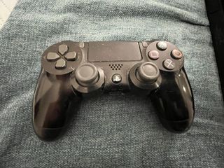 PlayStation 4 Negra + Mando