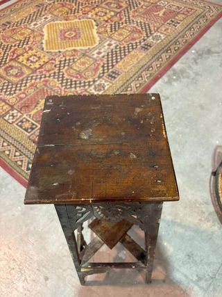 Pedestal de madera clásico