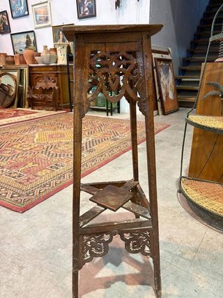 Pedestal de madera clásico