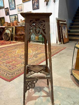 Pedestal de madera clásico