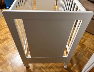 Cuna de madera blanca