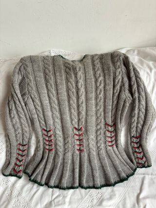 Chaqueta Tirolesa Gris con Bordados Rojos