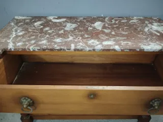 Cómoda antigua de madera con tapa de mármol