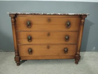 Cómoda antigua de madera con tapa de mármol