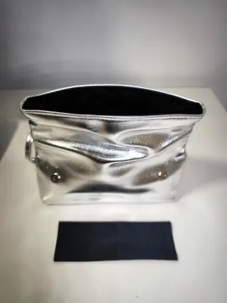 Funda de gafas Guess plateada sin estrenar