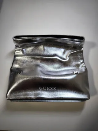 Funda de gafas Guess plateada sin estrenar