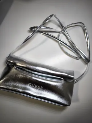 Funda de gafas Guess plateada sin estrenar