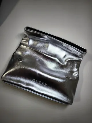 Funda de gafas Guess plateada sin estrenar