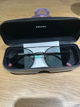 Occhiali da sole Prada neri usati pochissimo.