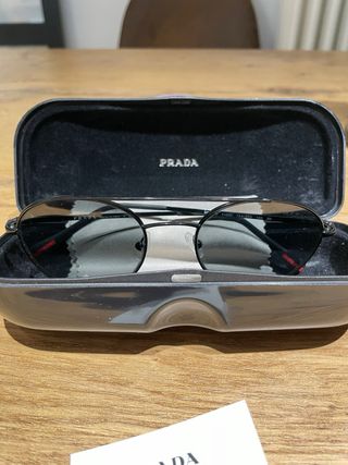 Occhiali da sole Prada neri usati pochissimo.