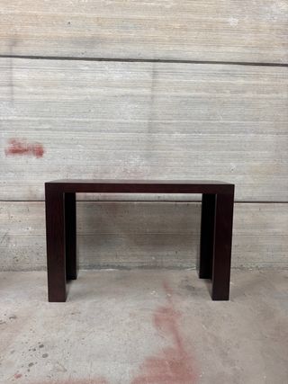 Mesa auxiliar de madera oscura
