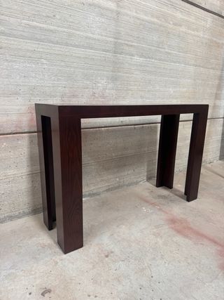 Mesa auxiliar de madera oscura