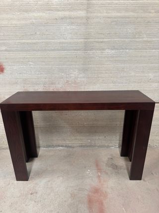Mesa auxiliar de madera oscura