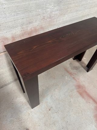 Mesa auxiliar de madera oscura