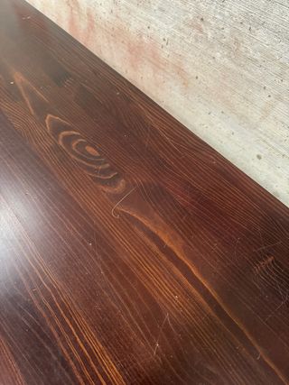Mesa auxiliar de madera oscura