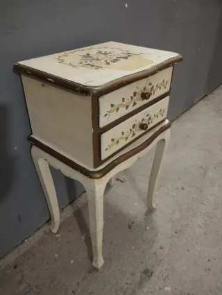 Mesita auxiliar antigua pintada a mano