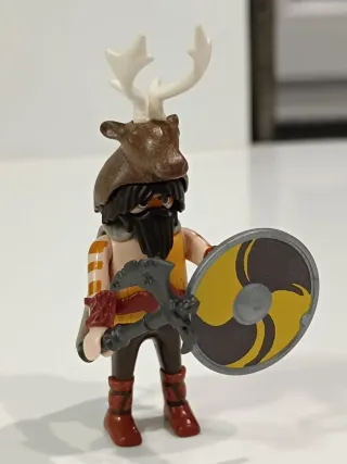 Playmobil Guerrero Vikingo con Hacha y Escudo