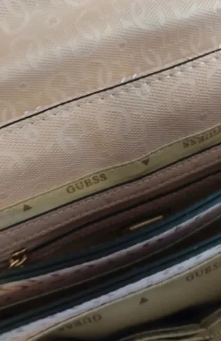Borsa Guess trapuntata rosa con catena oro