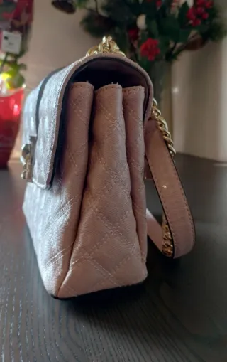 Borsa Guess trapuntata rosa con catena oro