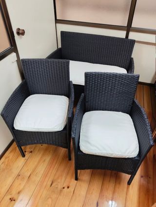 Sofá de terraza mimbre y cojín blanco