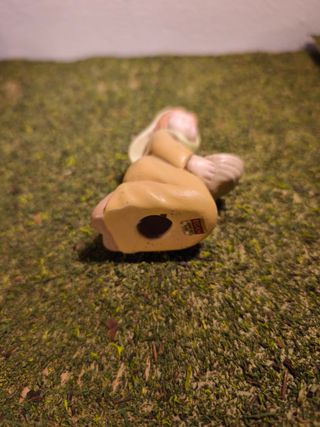 Personaggio Presepe Egan Donna con le Uova