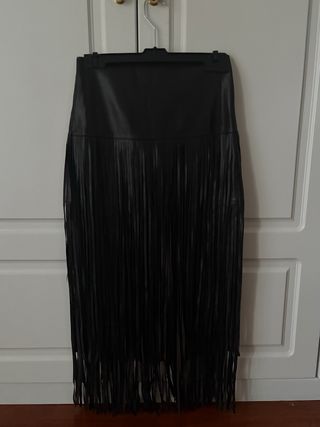 Falda larga efecto piel con flecos marrón Mango.