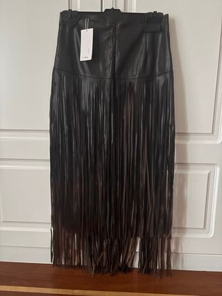 Falda larga efecto piel con flecos marrón Mango.