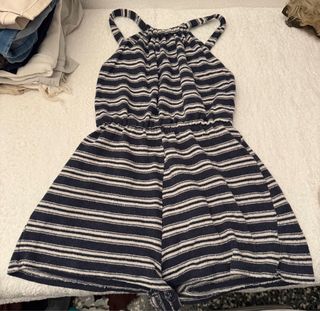 Mono a rayas azul y blanco