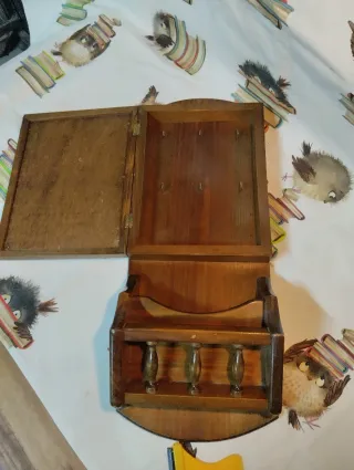 Armario de llaves de madera