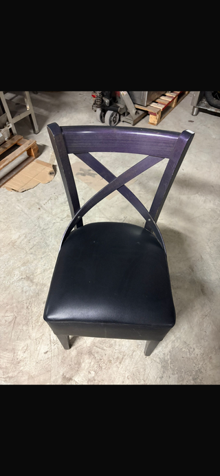 Sillas de madera con asiento de cuero