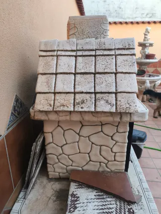 Barbacoa de piedra con mesa de apoyo