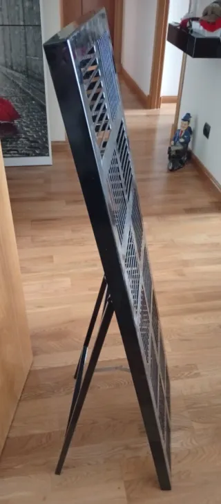 Mueble metálico negro para CDs