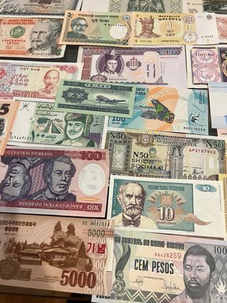 Lote 26 Billetes Extranjeros diferentes