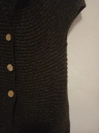 Chaleco verde con detalles plateados