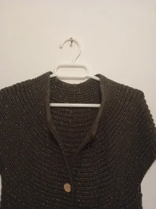 Chaleco verde con detalles plateados