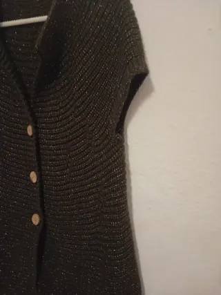 Chaleco verde con detalles plateados