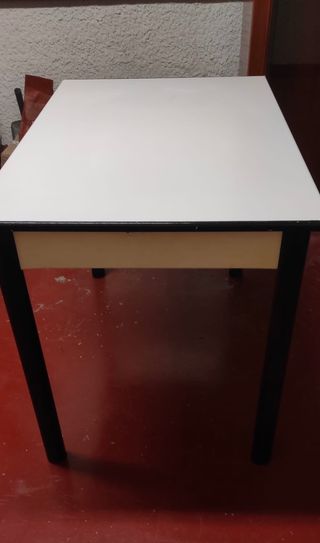 Mesa extensible blanca de cocina con cajón