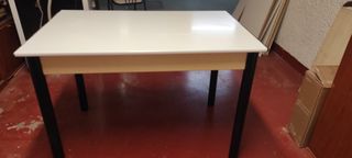 Mesa extensible blanca de cocina con cajón