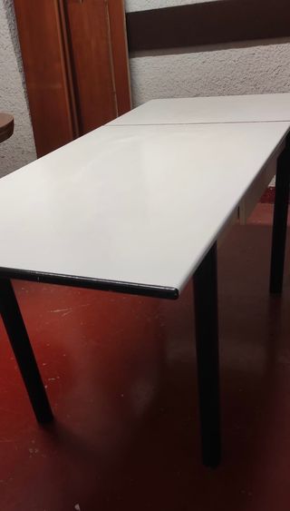 Mesa extensible blanca de cocina con cajón