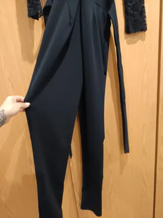 Mono elegante negro y rojo