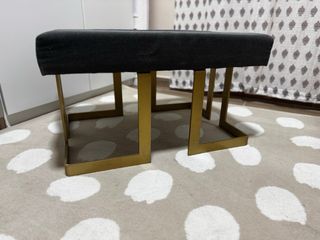 Banco Tocador Gris y Dorado – Estilo Moderno