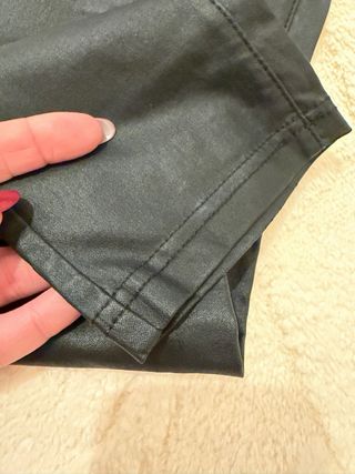 Pantalón polipiel negro