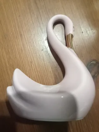 Cisne de porcelana rosa con pico dorado